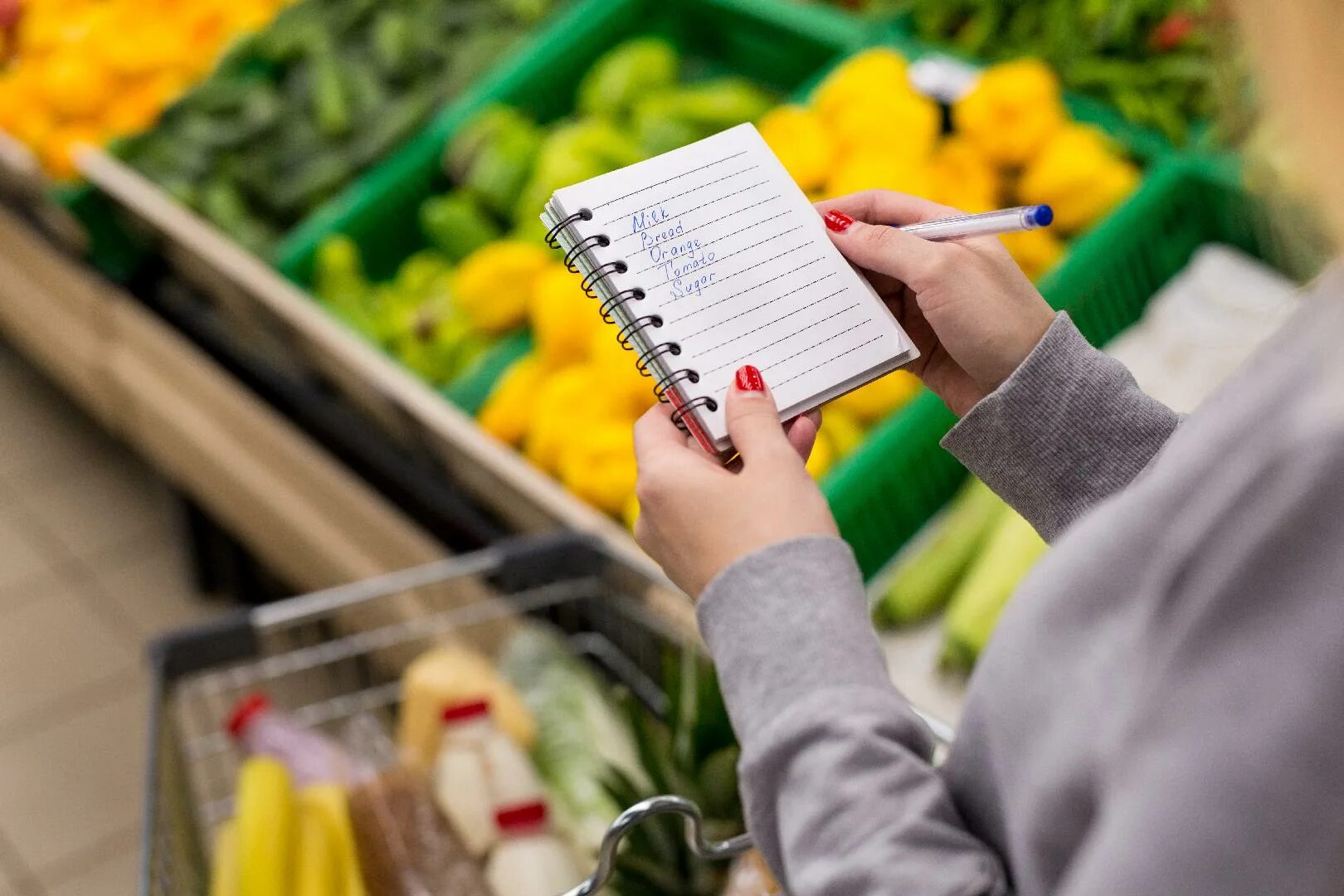 Список покупок. Покупатель со списком в магазине. Шоппинг лист продуктов. Человек со списком продуктов.