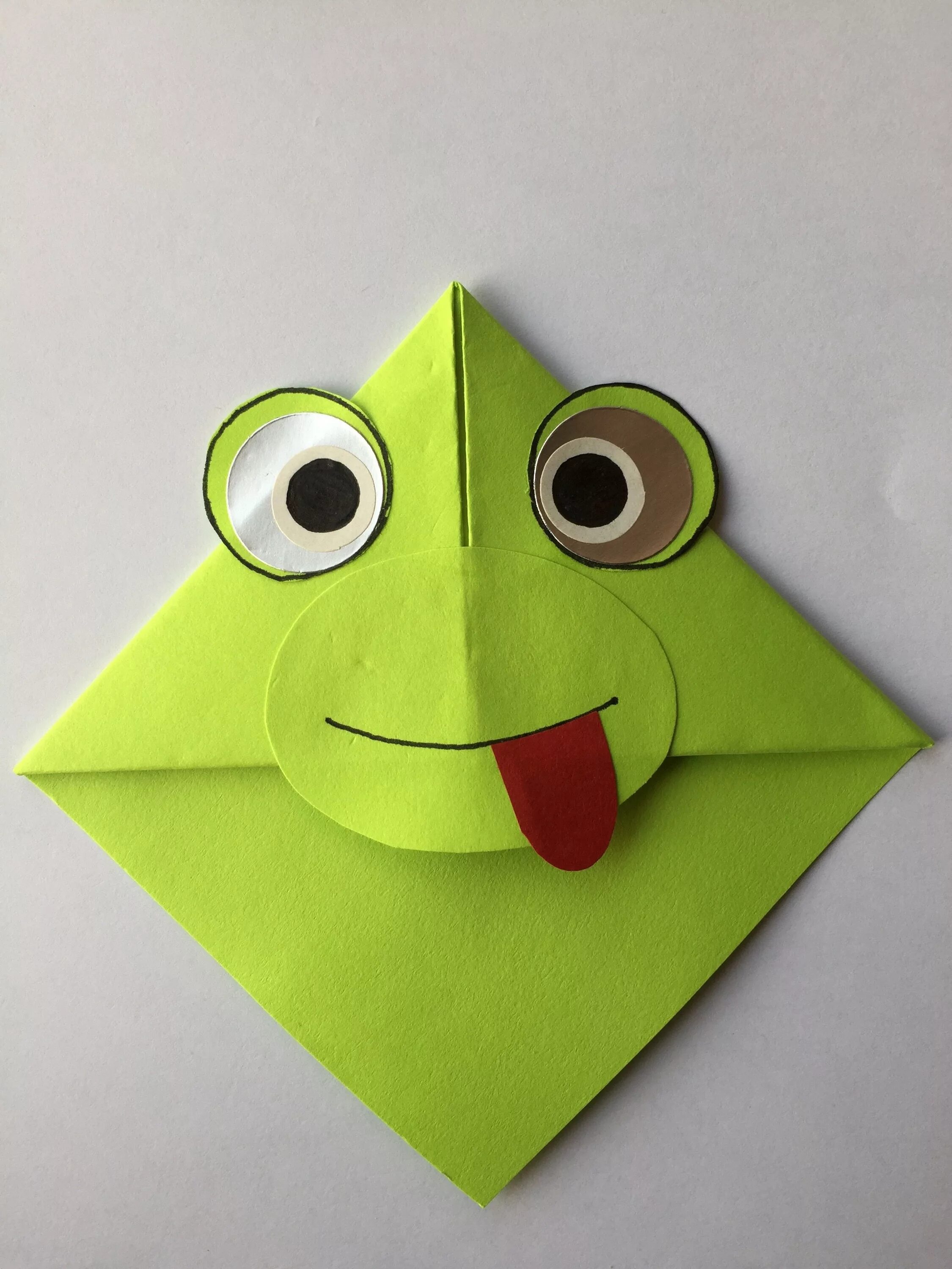 Совсем несложно сделать. Закладка в технике оригами. Лёгкая поделка из бумаги. Оригами. Поделки своими руками пошагово.