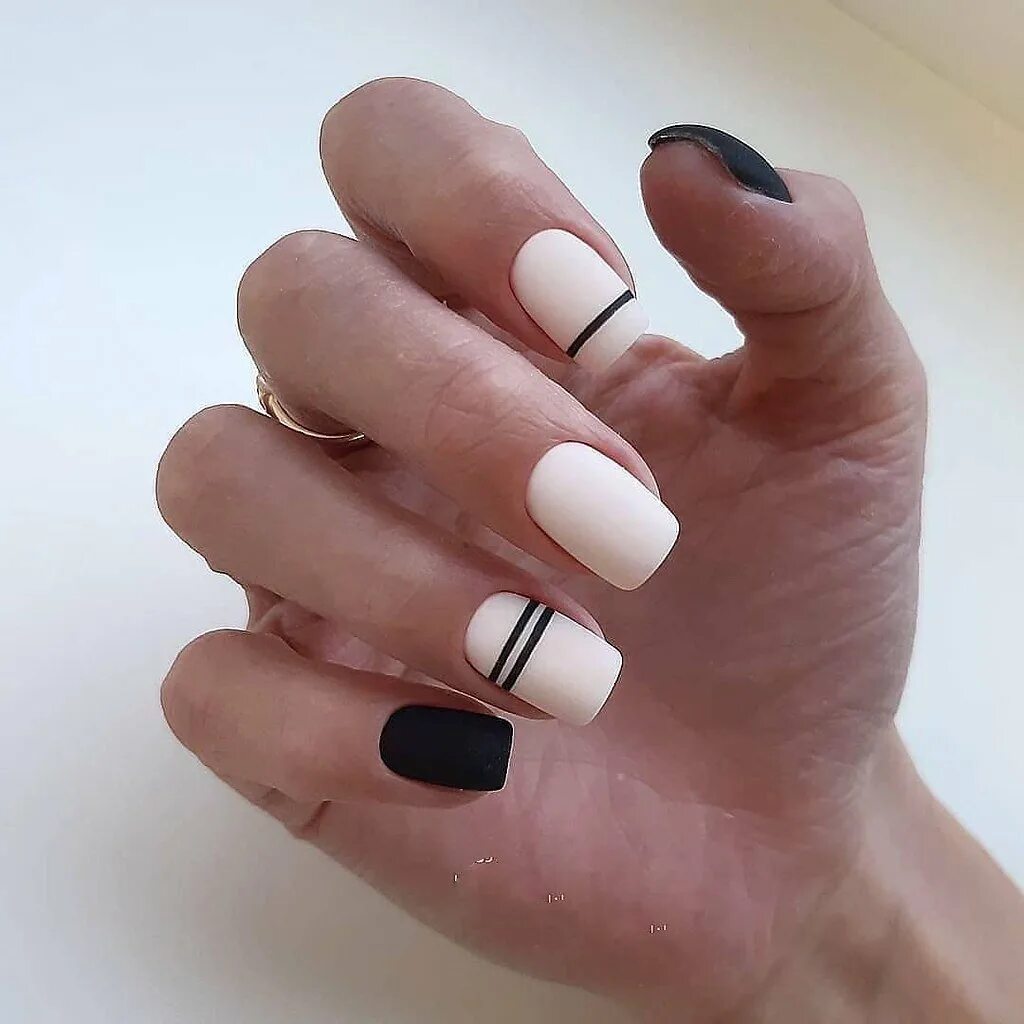 Темные квадратные ногти. Чёрный маникюр с поло ками. Маникюр черно белый квадрат. Черно белый маникюр на квадратные ногти. Маникюр на короткие черно белый.