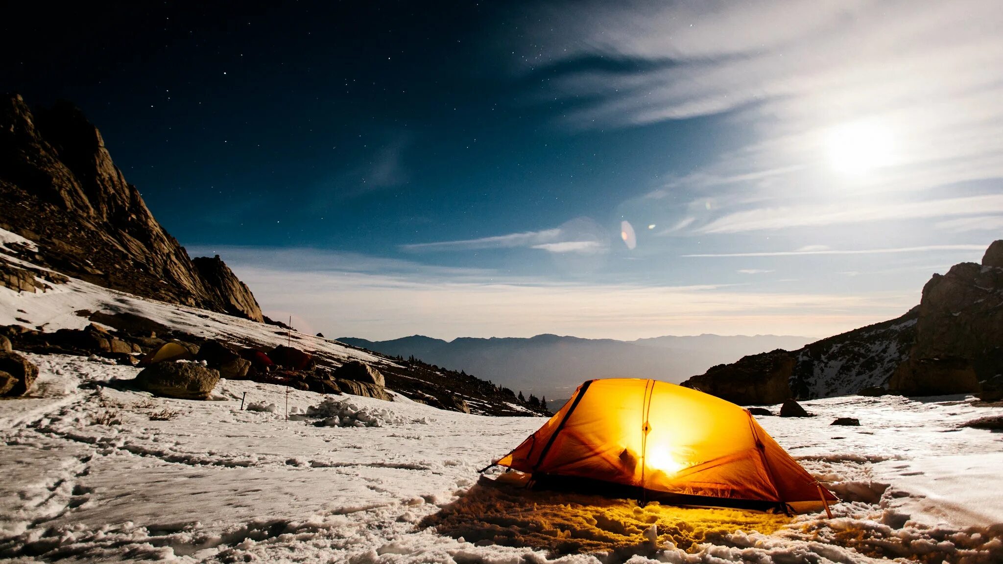 Camping Scene. Горизонтальное фото о природе горы с палатками. Travelling Tent. Tents use. Only camping