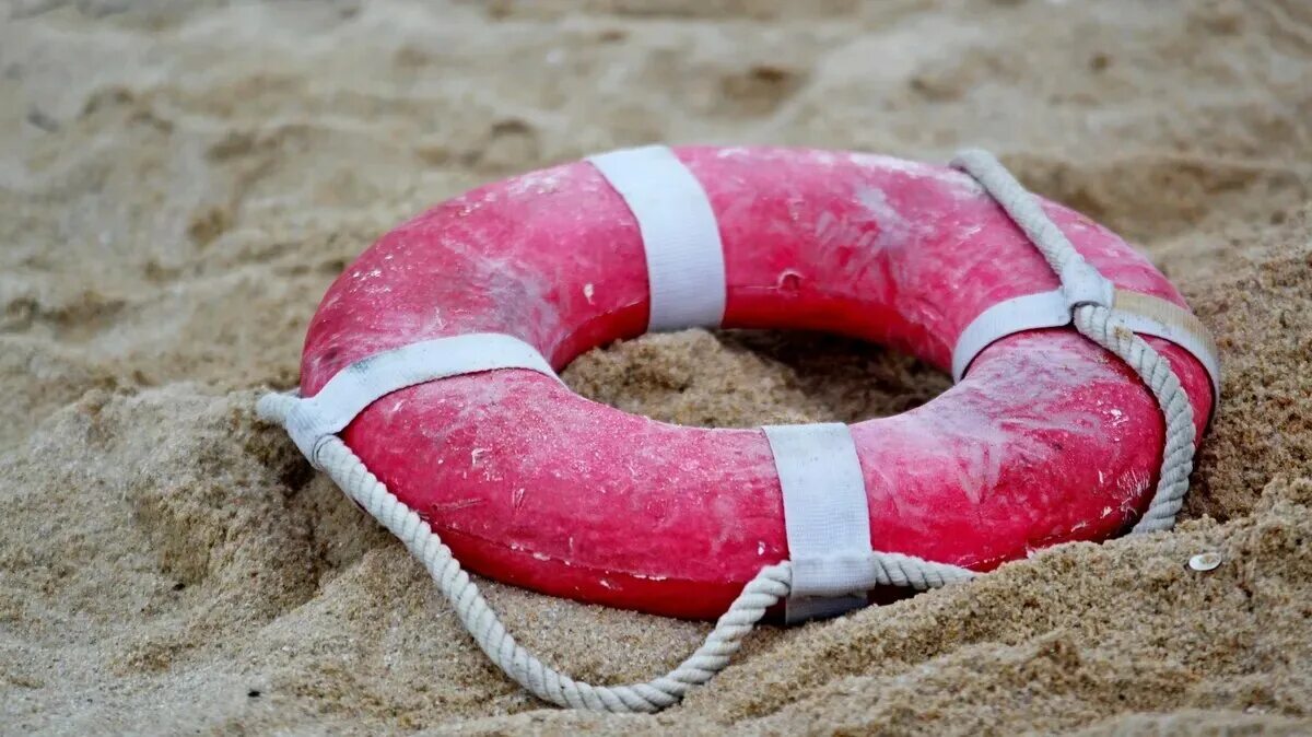 Жительница подмосковья спасательный круг утонула. Спасательный круг lifebuoy. спасательный круг на пляже.