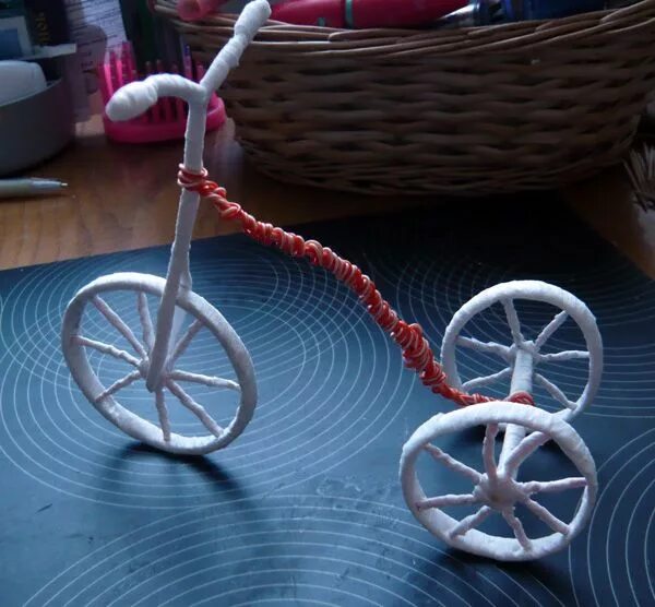Поделка мой друг велосипед. Поделка велосипед. Трёхколёсный велосипед из проволоки. Декоративный велосипед своими руками. Велосипед из подручных материалов.
