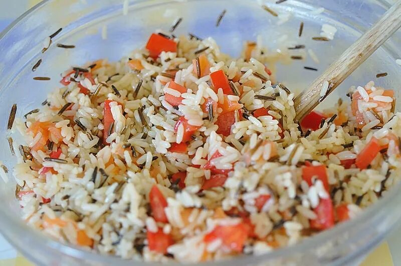Салат с рыбой и рисом. Салат с рисом и овощами. Овощной салат с рисом. Рис с салатом из овощей