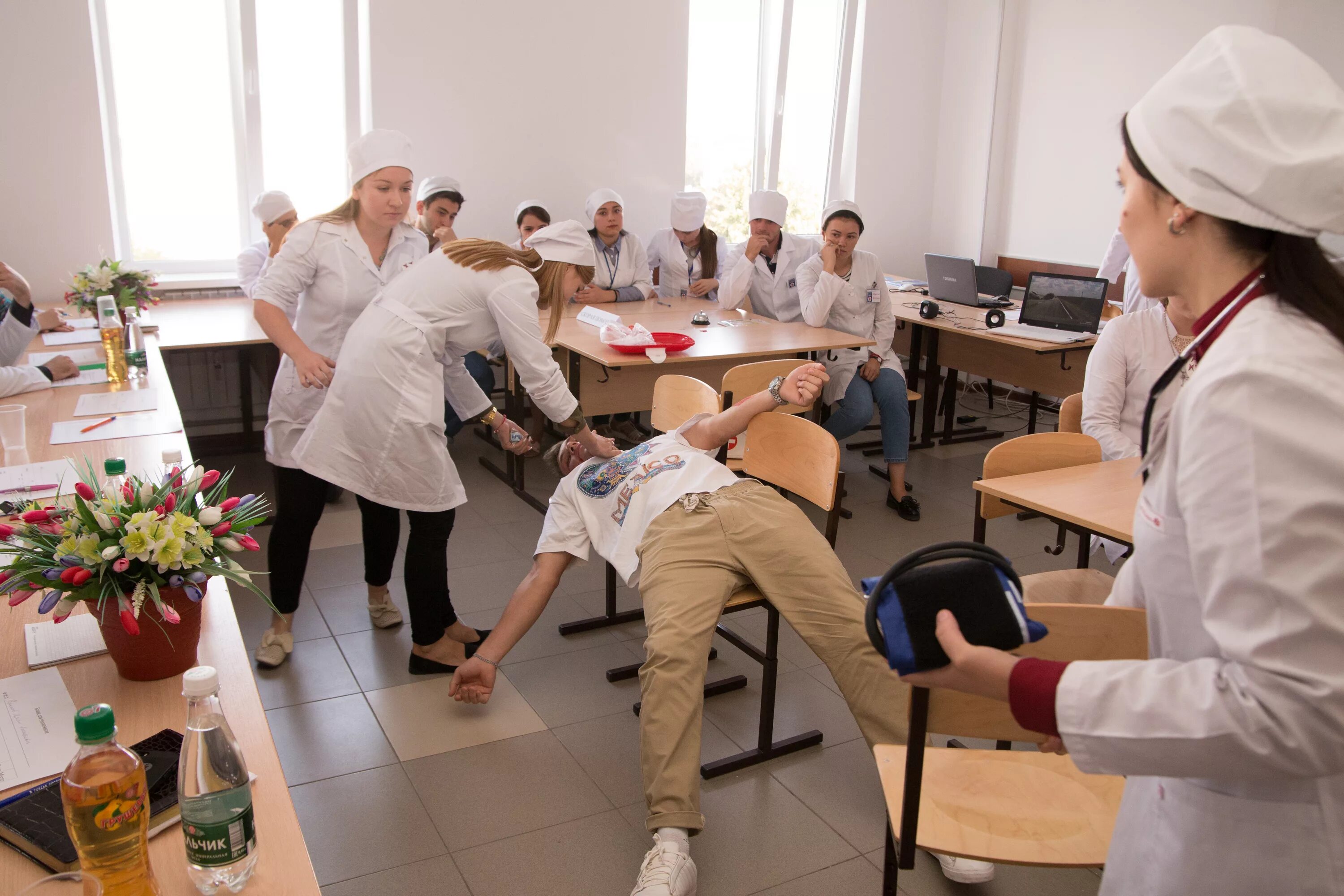 Как проходят курсы в колледже. Медицинский колледж бгму медсестры. практика в мед колледже. практика в медицинском вузе. студенты мед колледжа.