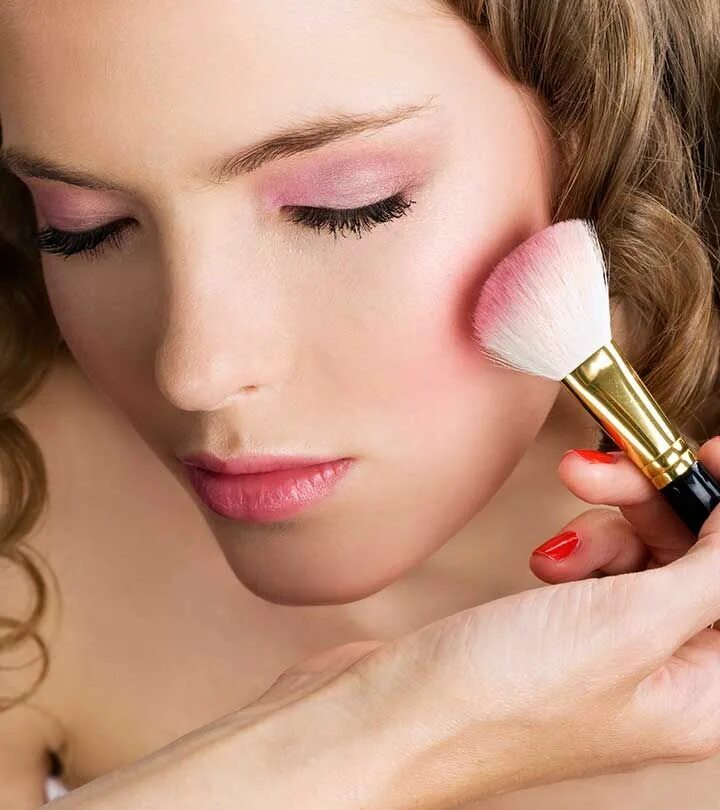 Apply make up. Косметика makeup румяна. девушка наносит румяна. девушка красится румянами. макияж одними румянами.