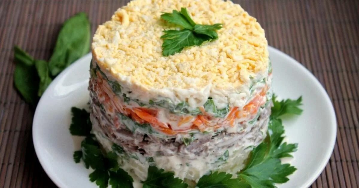 Какой салат сделать с курицей. Слоеный салат "Обжорка". Салат слоёный Печёнкин. Салат Печенкин с куриной печенью слоями. Салат с печенью говяжьей слоями.