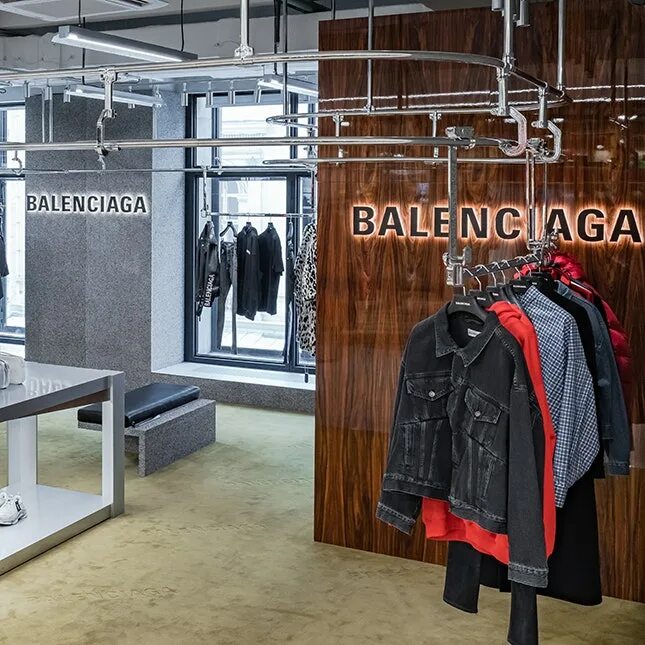 Balenciaga цум. Бутик ЦУМ Balenciaga. Магазин Баленсиага. Магазин Баленси. Бутик Balenciaga в Москве.