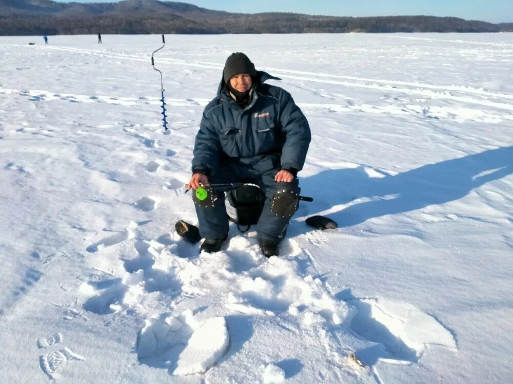 Рыболовные братского вдхр. Братское водохранилище залив гелоть. Рыбалка на братском водохранилище зимой. Братское водохранилище зимой. Рыбалка на братском зимой.