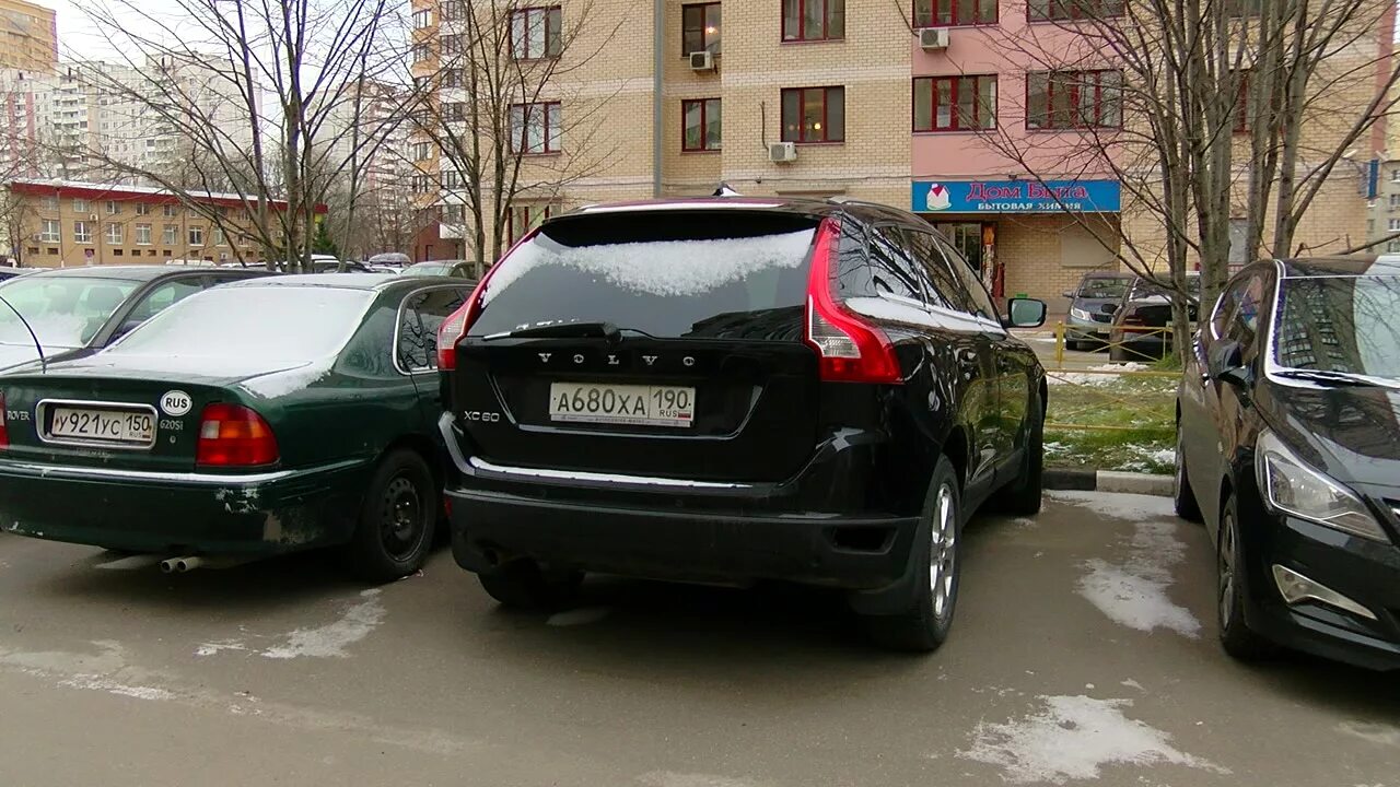 Машина с московскими номерами во дворе. Обычные автомобильные номера. Московские номера машин. Автомобили с русскими номерами. Плохо видно номер