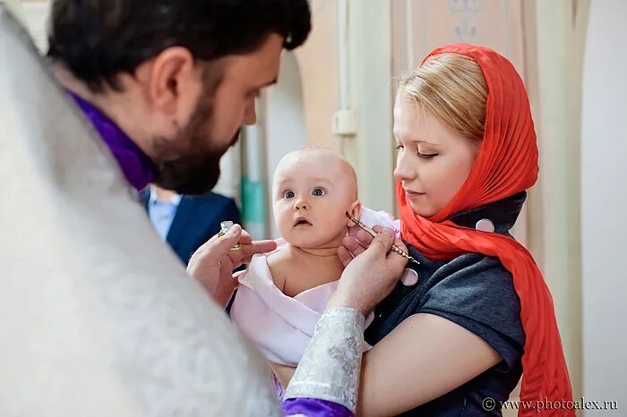 В пост какой платок одевать в церковь. Крещение во Владимирском храме иконы Божьей матери в Куркино. Как завязать платок в Церковь на крестины. Как повязать шарф на голову в Церковь на крещение ребенка. Фото с крестин детей.