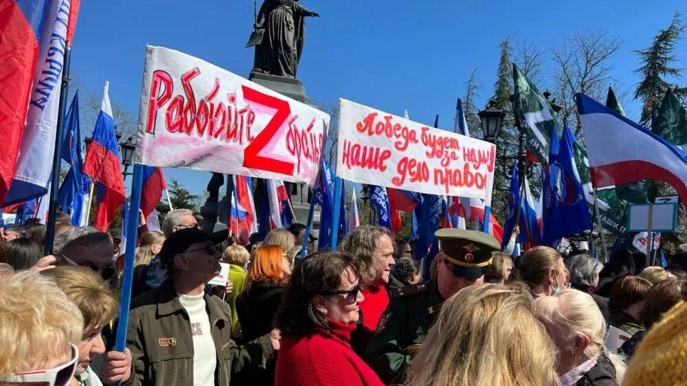 Крым митинг. Митинг своих не бросаем. Крымские события. Митинг в симферополе