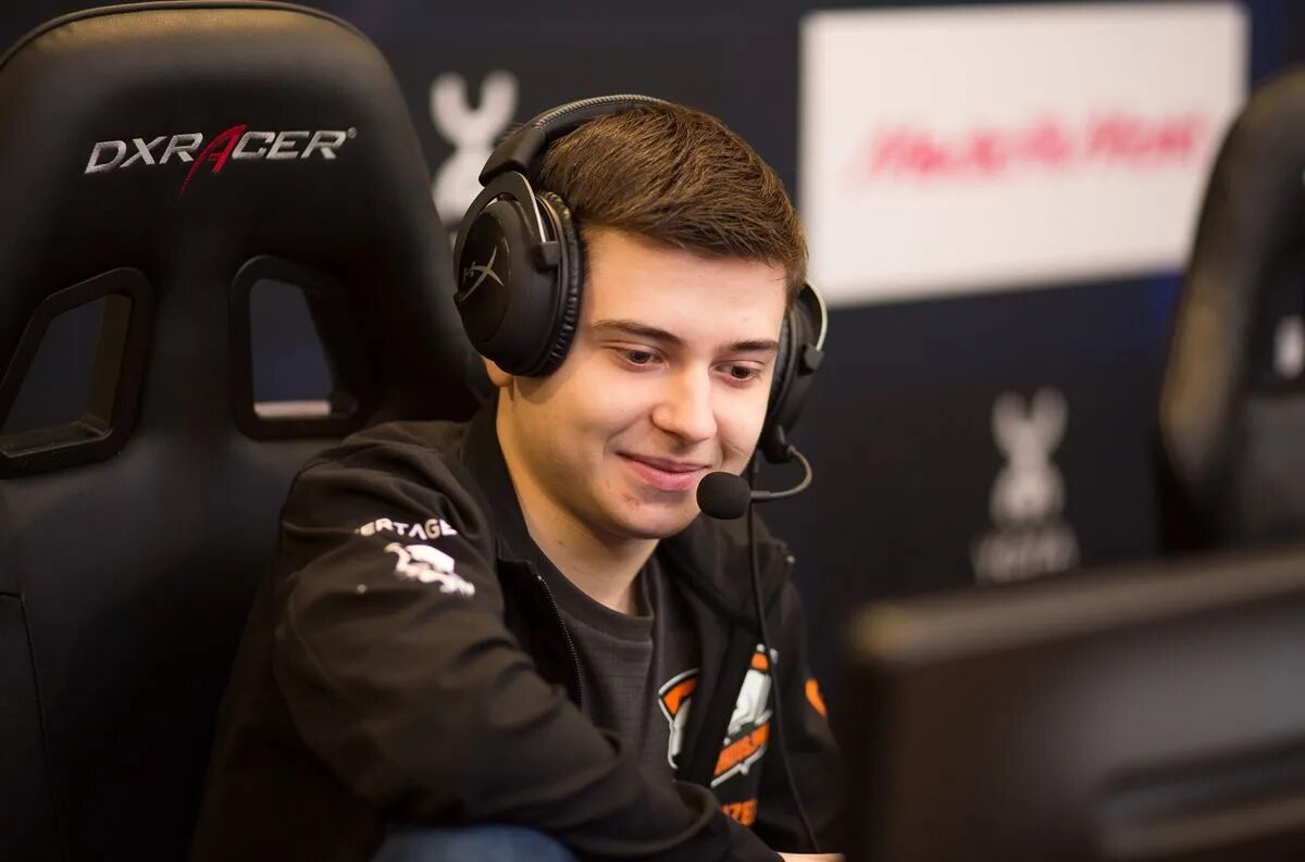 Команды дота 2 киберспорт. Играет профессионал дота. Самые богатые дота 2. Самые богатые дота 2. Миракл тим ликвид.