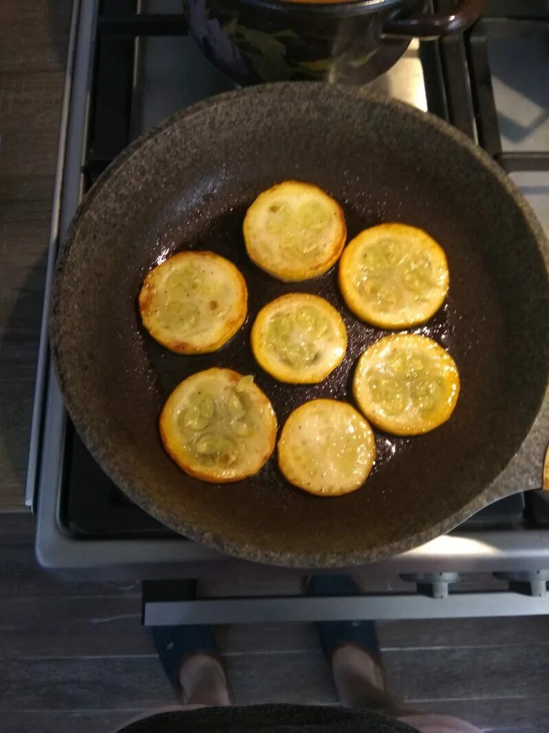 Кабачки на сковородке. Кабачок на сковороде без муки. Кабачки кружочками на сковороде. Жареные кабачки без муки