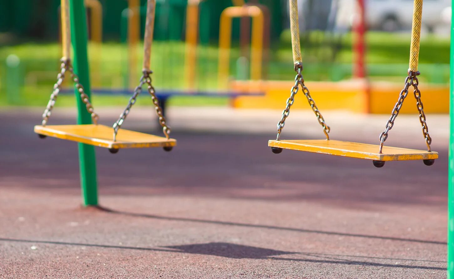 Детские качели на площадке. Качели во дворе. 18. Дети на качелях детских площадках. Качели для детских площадок.