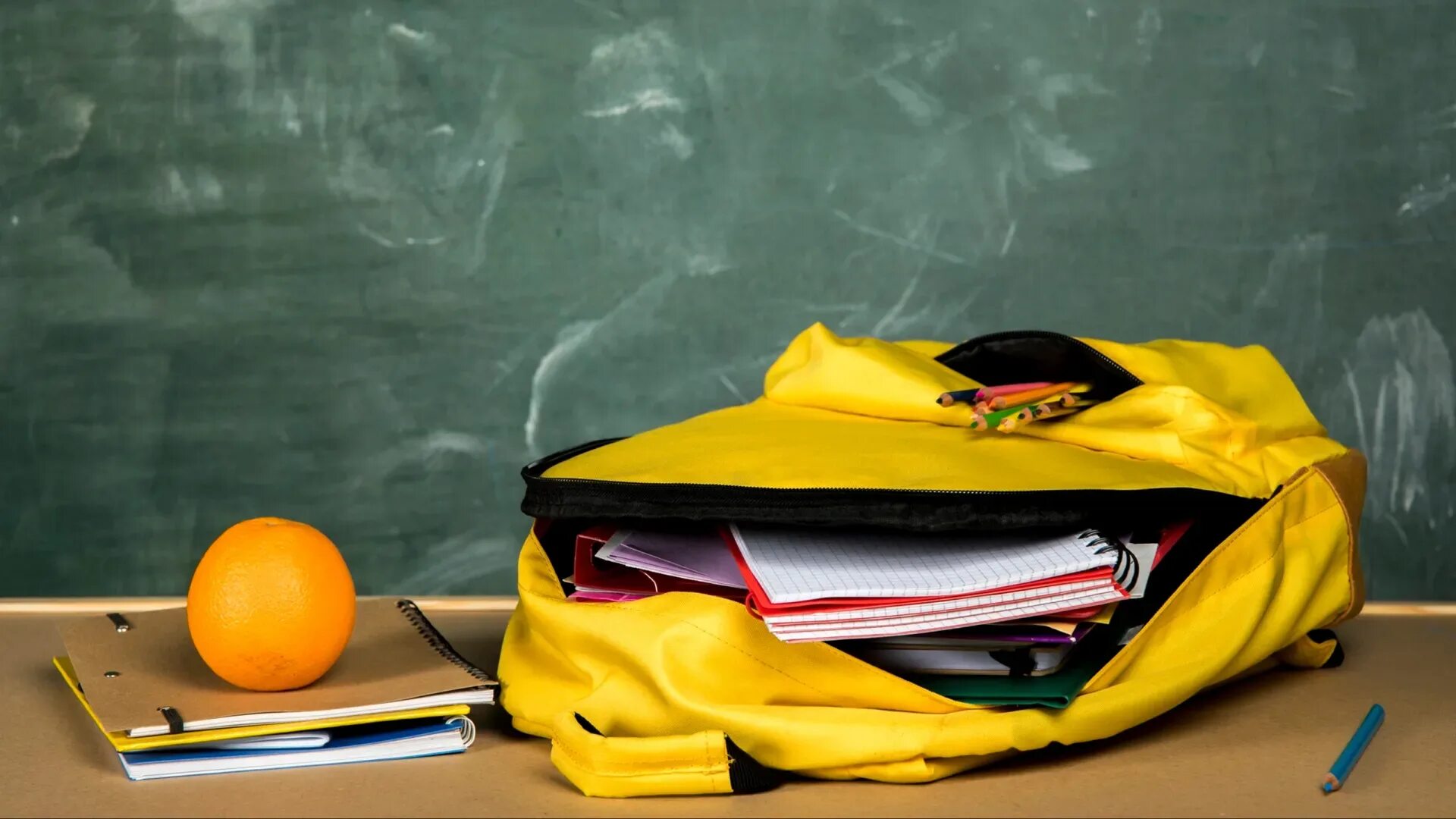 Рюкзак на скамейке. Школьник с рюкзаком. Рюкзаке на скамейке в парке. Рюкзак для школы. Школьные принадлежности на парте.