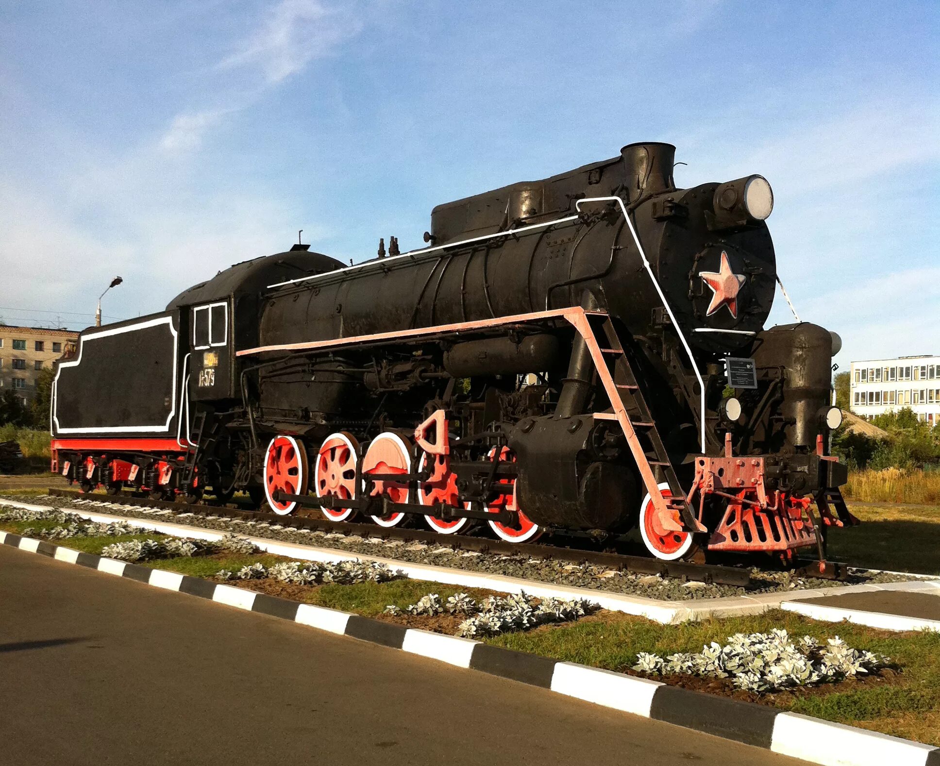 Памятник паровозу магнитогорск. Памятник первый паровоз магнитогорск. Карталы город в челябинской области. Город паровозиков. Паровоз-памятник эм-728−73 в курске.