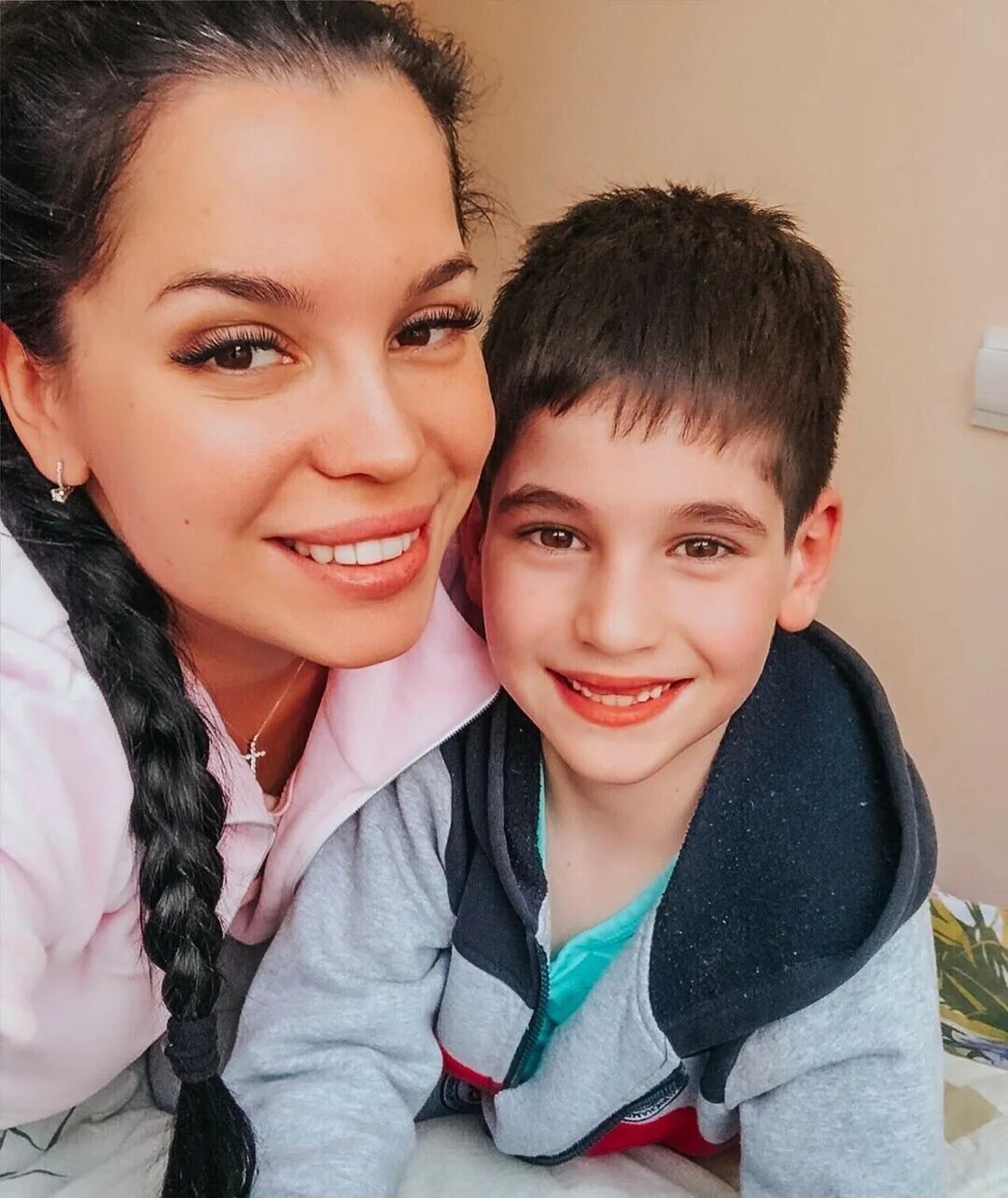 Вика салибекова родила. Вика салибекова родила. Сестры колесниченко дом 2. Вика салибекова родила. Звезды дом 2.
