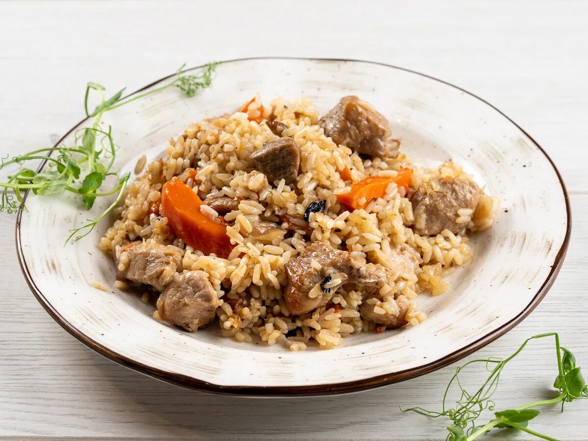 Перловка с мясом свинины. Плов из свинины. плов из перловки со свининой. перловка со свининой. плов из гречки со свининой.