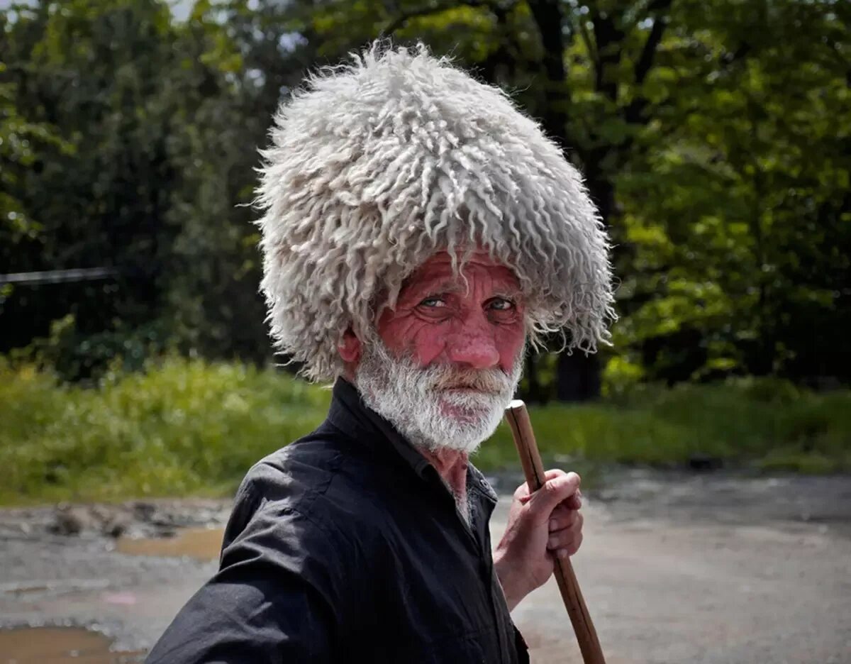 Сайт грузины. Папаха. Шапка горца. Человек в папахе. Мужчина в папахе.