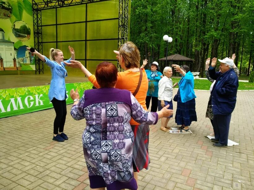 Парк долголетия. Активное долголетие Волоколамск. Танцы в парках Москвы для пенсионеров. Долголетие парк. Активное долголетие танцы.