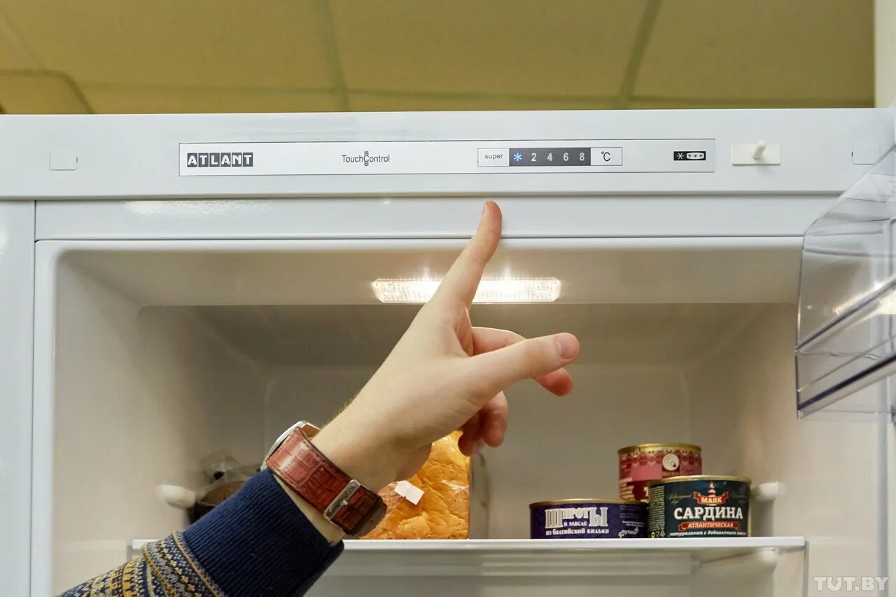 Установленный холодильник. Градусы холодильника и морозильной камеры. В холодильнике 6 градусов. Атлант Touch Control.