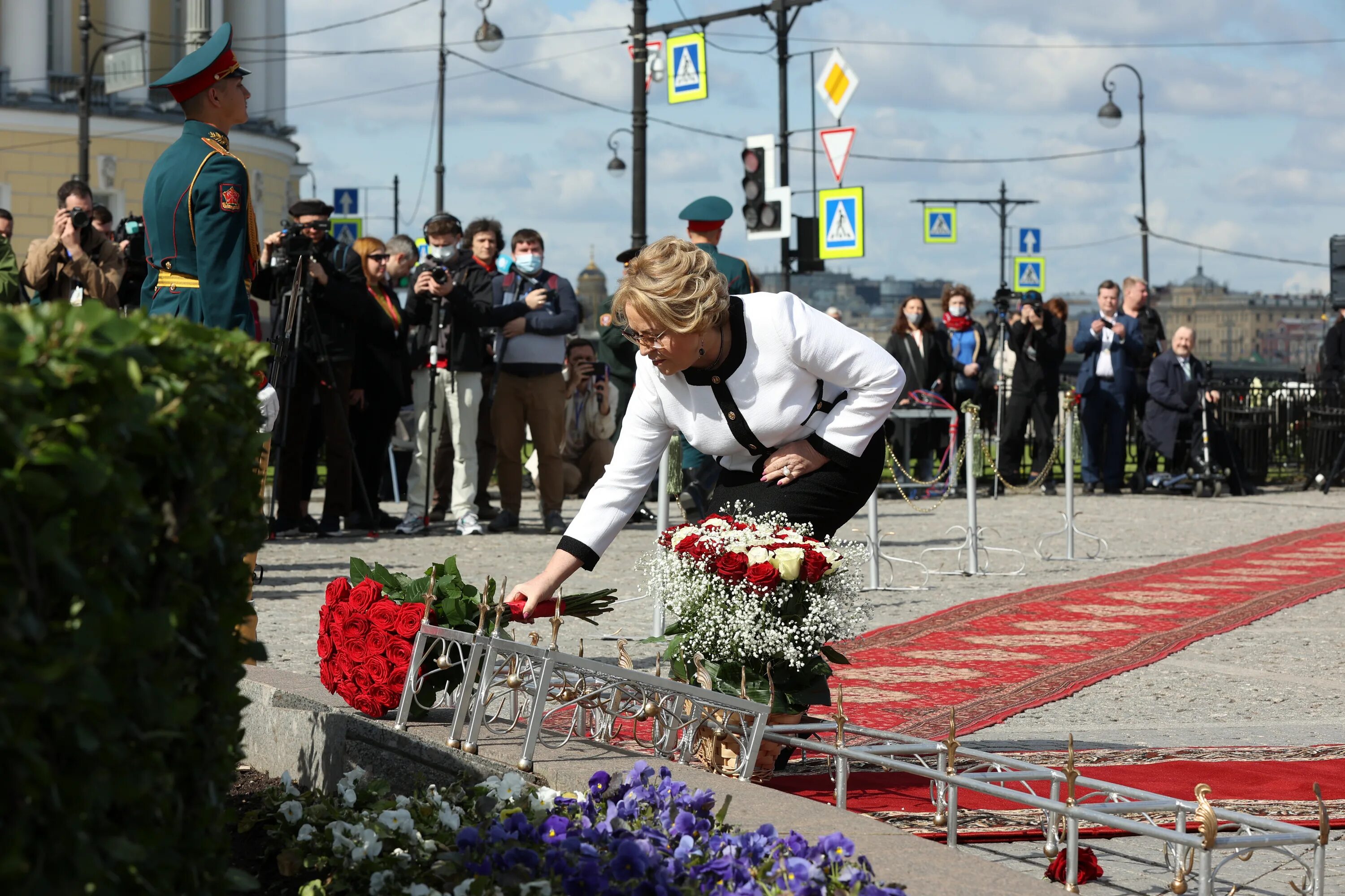 Возложение цветов к памятнику Петра 1 27 мая. Возложение в Питере. Возложил цветы к памятнику Петру 1. Возложение венков моряками. Где можно возложить цветы в спб