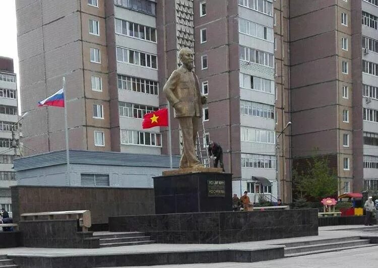 Хо ши мина спб. Ульяновск памятник хо-ши-мину. памятник хо ши мина ульяновск. памятник хошимина в ульяновске. хо ши мин памятник петербург.