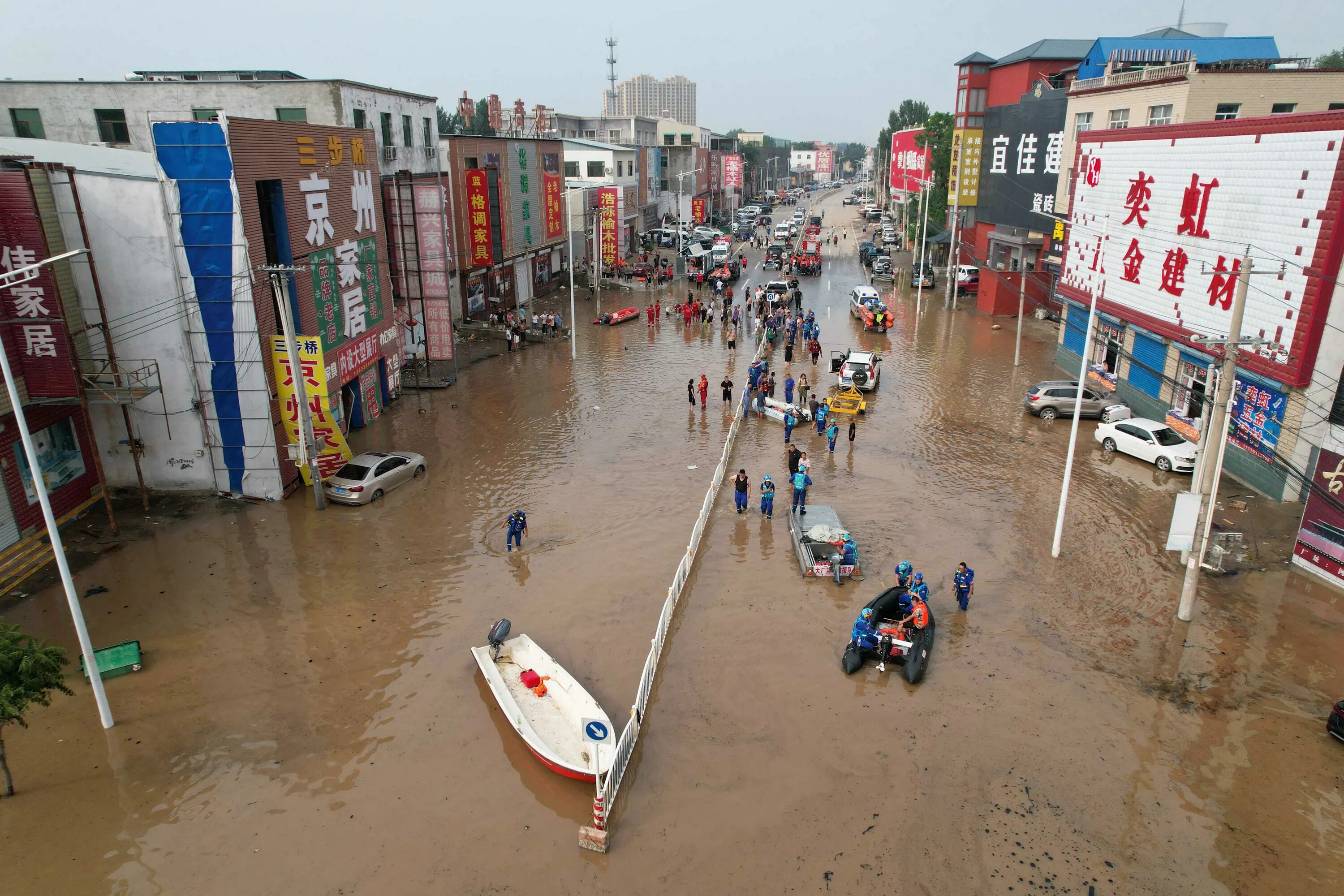 Какое наводнение в китае. Наводнение. Наводнение в Китае. Наводнение в Пекине. Тайфун в Китае.
