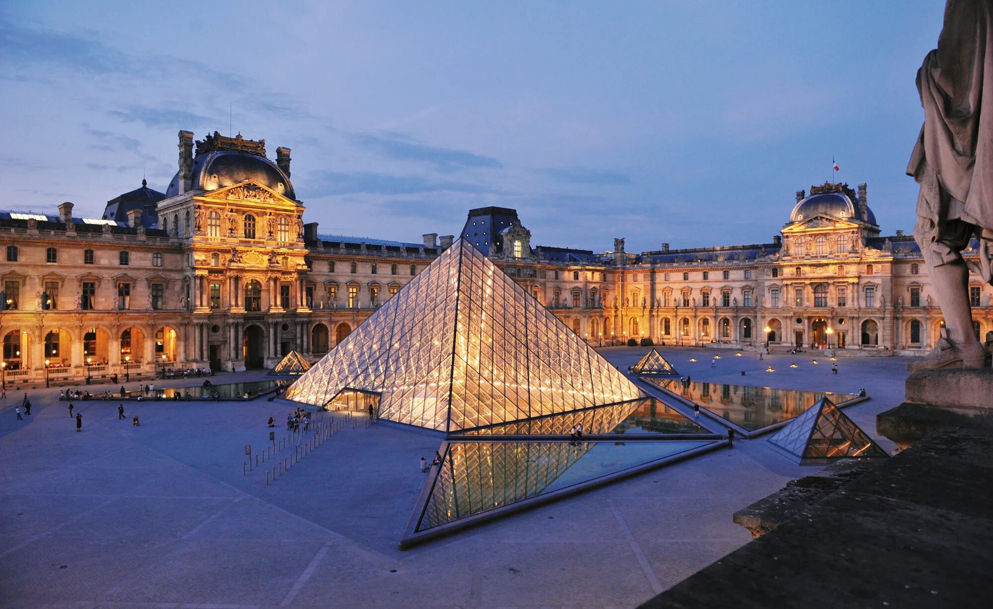Какие самые известные музеи. Музеи. Лувр. Париж. Лувр Франция. Пирамида Лувра в Париже. Новый Лувр в Париже.