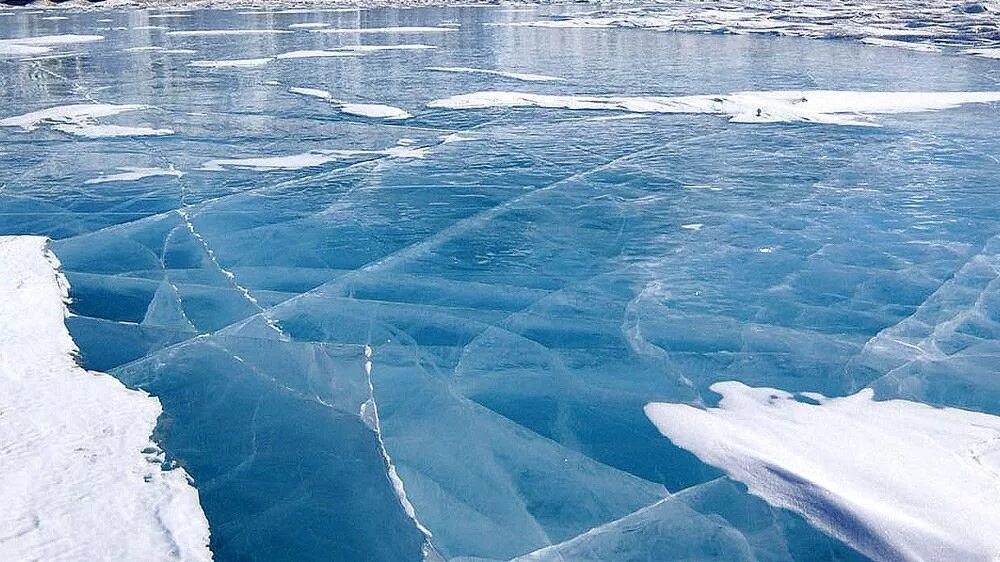 Замерзший водоем. Лед на реке. Прочный лед. Вода зимой. Ледовое видео