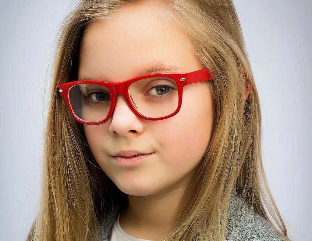 Фото очка девочки. Детские очки для зрения модные. Девочка в очках. Модные оправы для подростков. Оправа для очков для подростков.