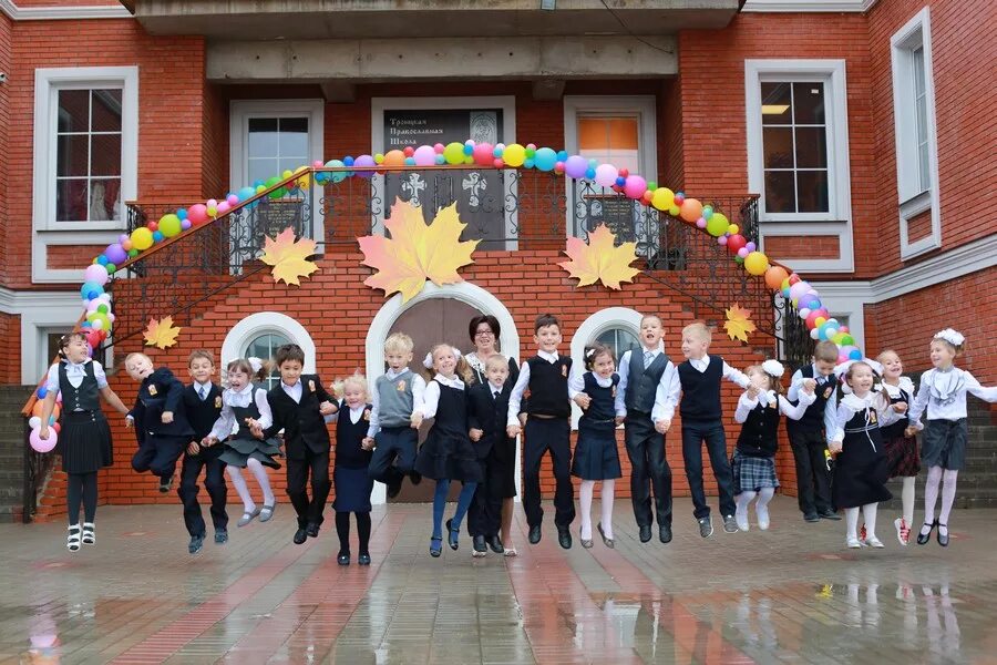 Украшение ко дню знаний фасада школы. Украшение школьного двора на 1 сентября. Украшение фасада школы на выпускной. Украсить крыльцо школы на последний звонок. Украшение линейки последнего звонка.