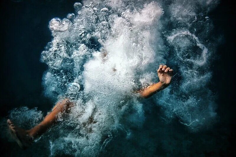 Тонущий человек. Тонет в море. Вода и человек. Девочка тонет в море. Живой утонуть