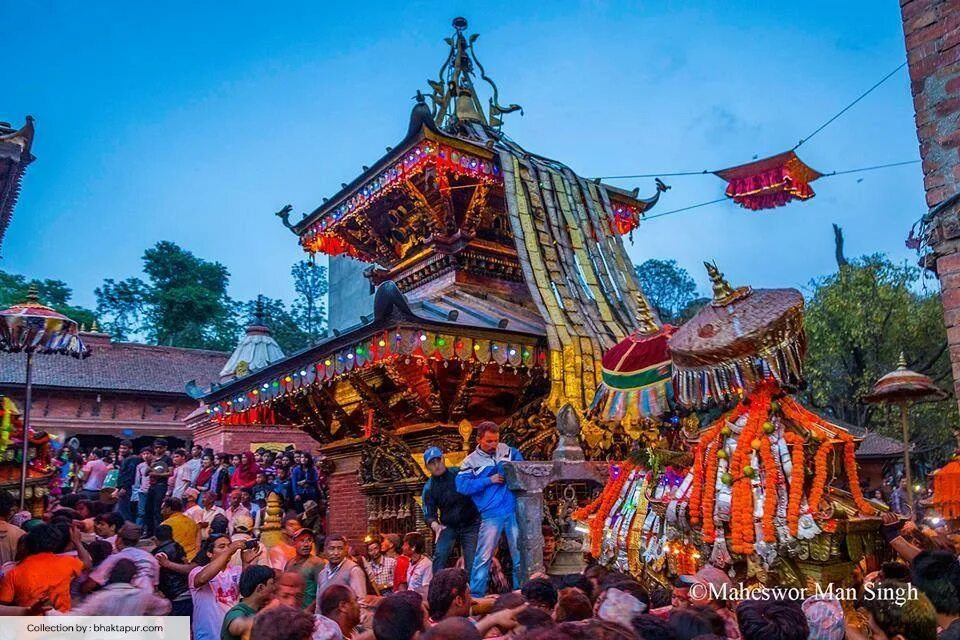 Бискет джатра. Bisket jatra. bisket jatra nepal. фестиваль бискет джатра бхактапур. фестивали непала.