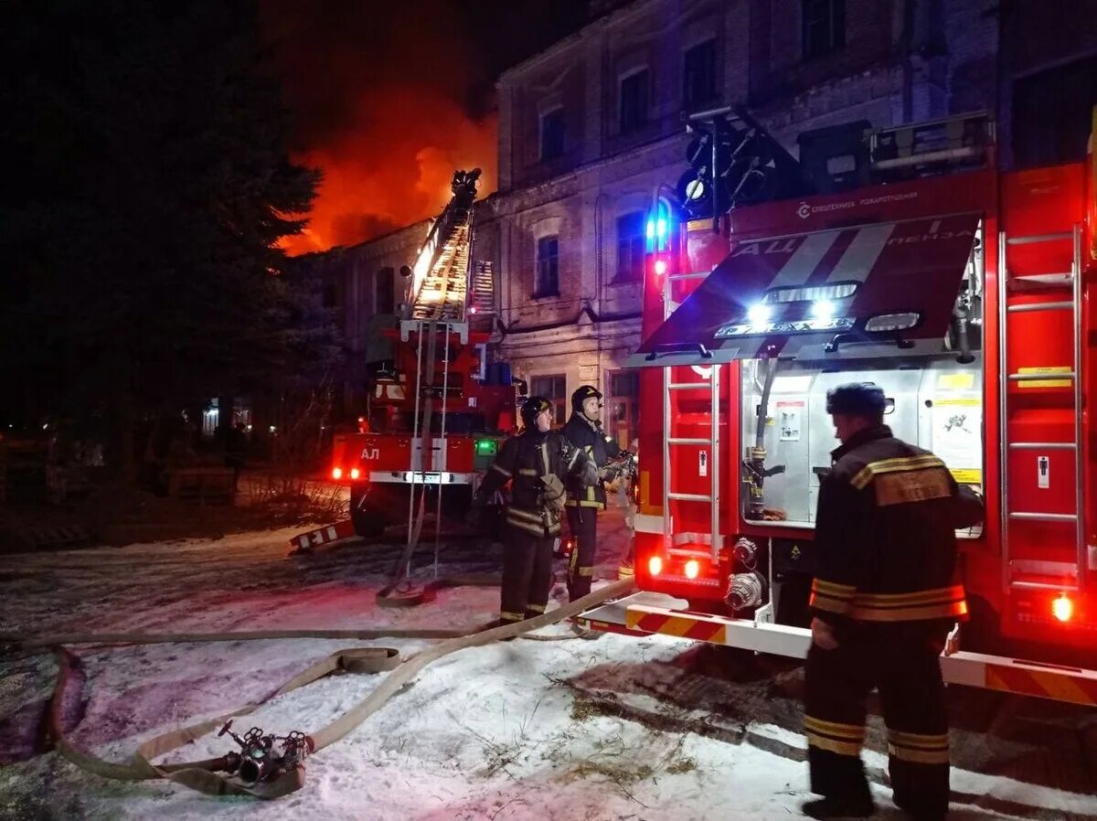 Вечер 18 11 18. Пожар на Свердлова. Пожар Пенза. Пожарники вечером. Пожар на улице.