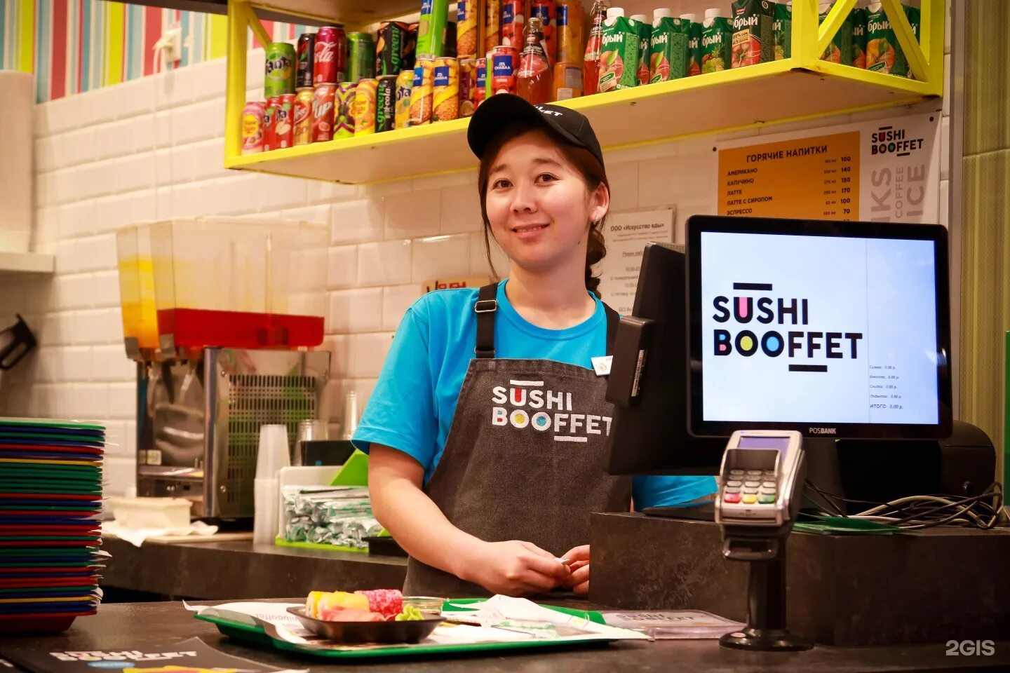 Sushi booffet. Продавец суши. требуется продавец суши. sushi booffet metropol. фото продавец с роллами.