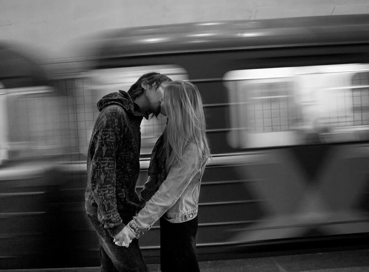 Прощаясь мальчик долго