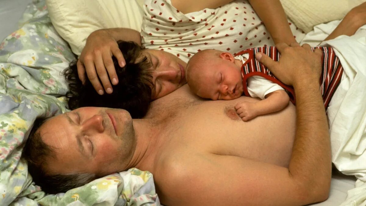 Спящий папа 18. Малыши с папами спят. Спать с родителями. Сон новорожденного с родителями. Совместный сон с ребенком.