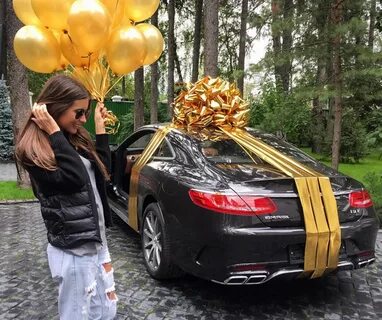 Девушке подарили автомобиль