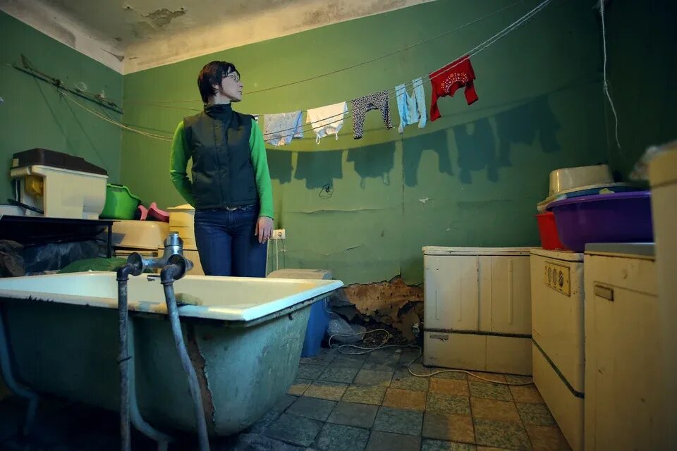 Обитатели коммуналок. Жители коммуналки. Кухня в коммунальной квартире. Ванная на кухне в коммуналке. Коммуналка.