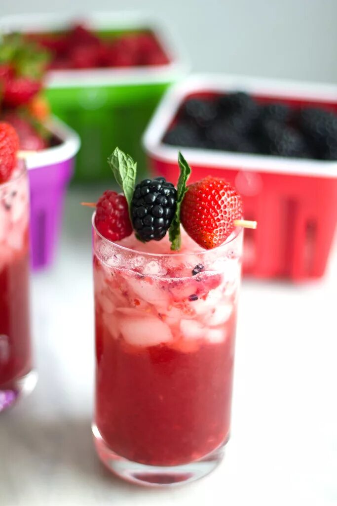 Коктейль ягодный краш. Коктейль berry. Ягодный смузи. Берри спритц. Мохито с малиной.