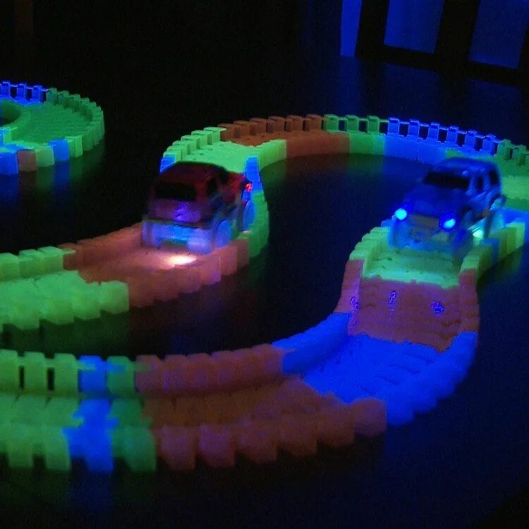 Трек машинки светящиеся. Светящиеся дорога. Машинка светящаяся в темноте. Люминесцентная разметка на дороге. Светящаяся дорожка.