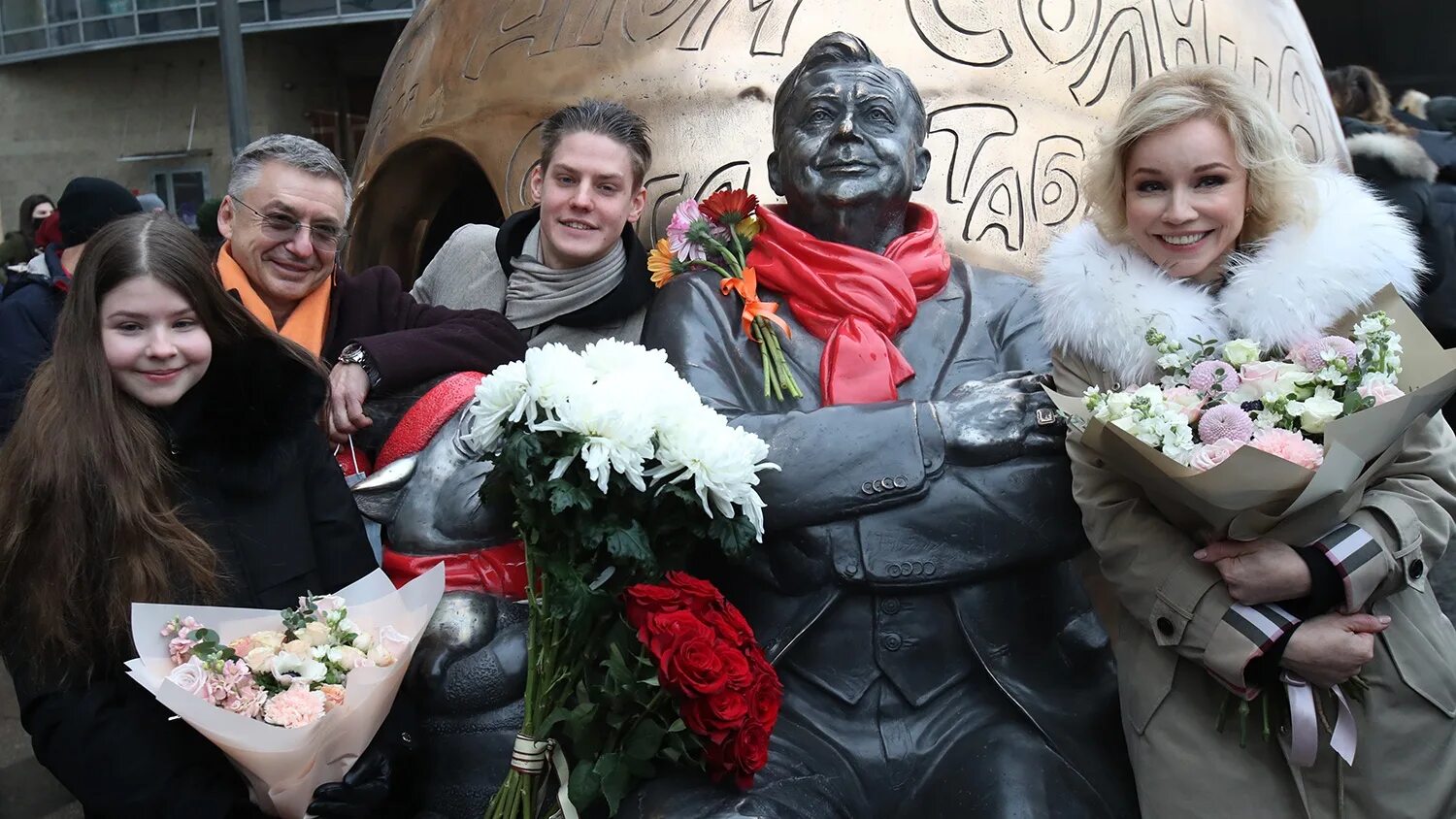 Табаков рядом. Рукавишников скульптор табаков. Атом солнца олега табакова памятник. Табачная станция. Табачный ряд рядом.