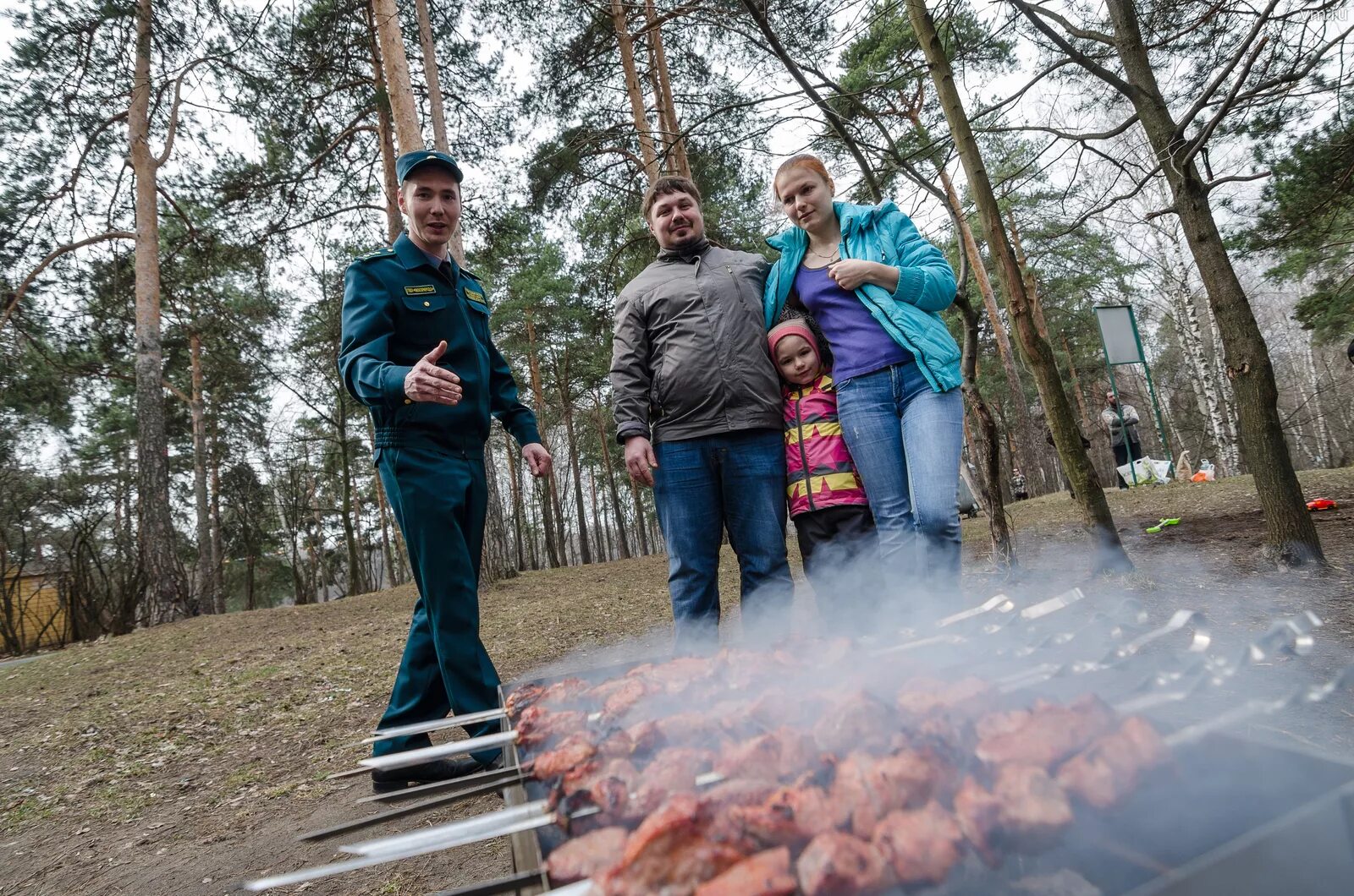 Россия шашлыки. Шашлыки на природе. Майские шашлыки. Майские праздники шашлыки. Шашлыки в парке.