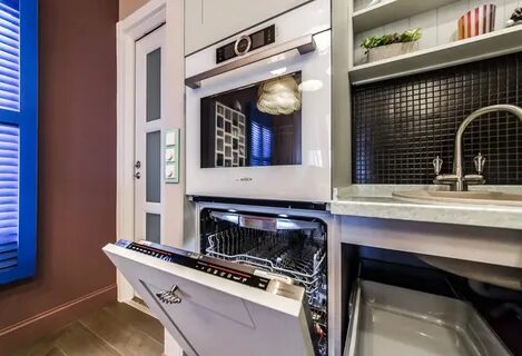 В шкафу стиральная машина духовой шкаф