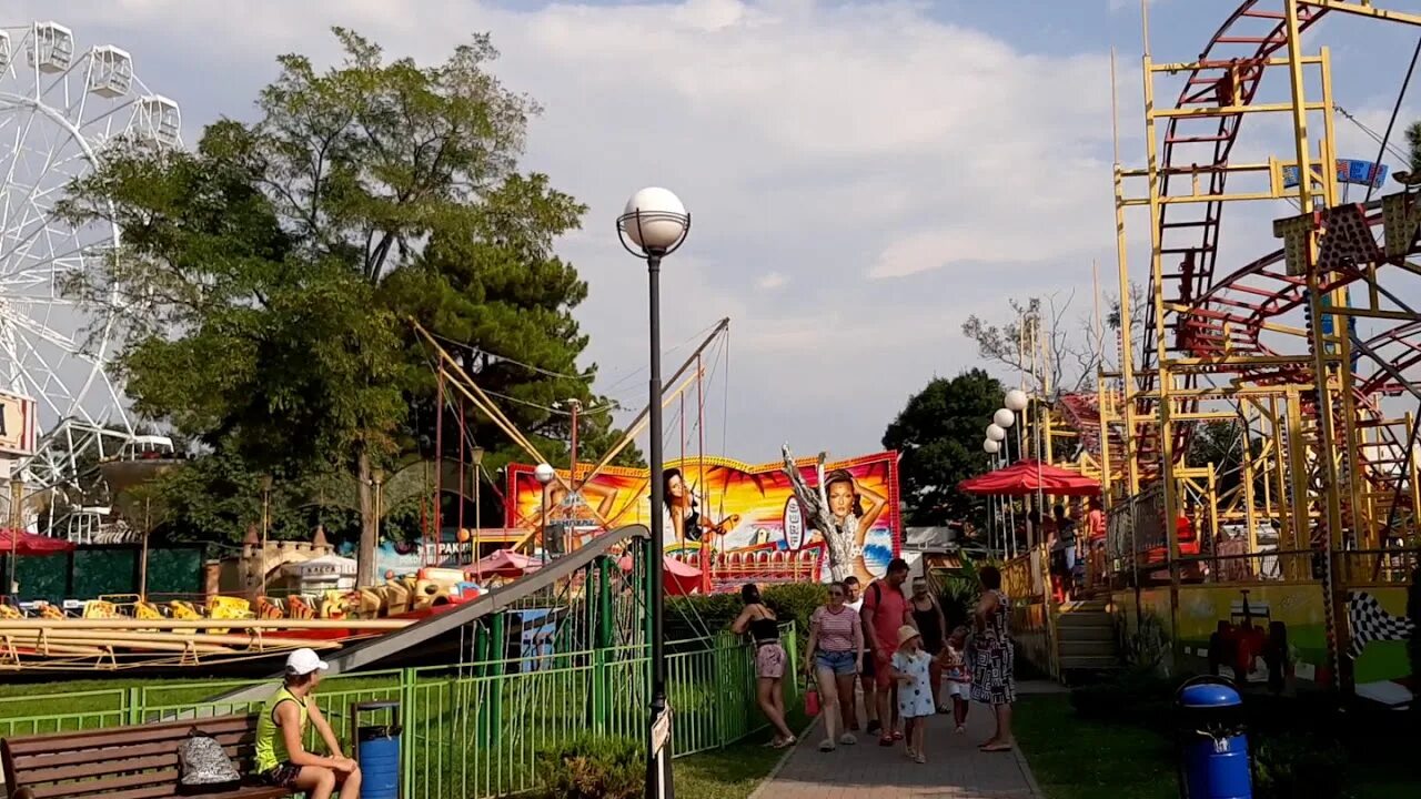 Фото развлечений геленджика. Парк в Геленджике с каруселями.