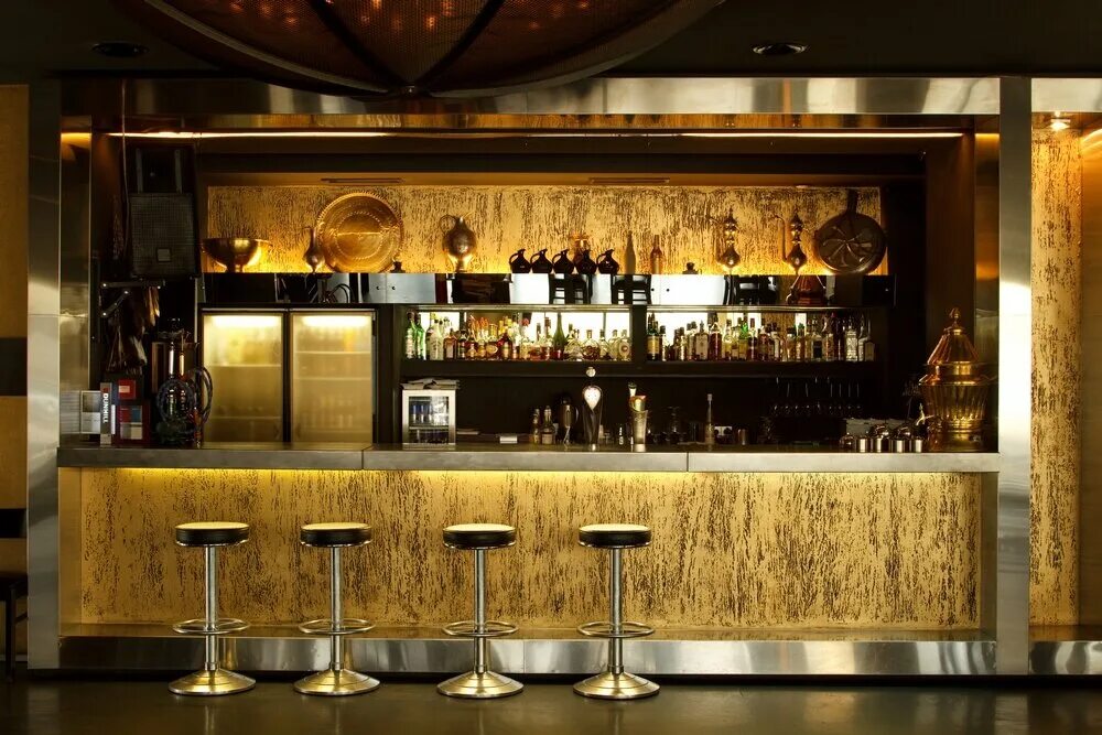 Бары модных клубов мира. Кафе в кургане. Дубай бурдж аль араб ресторан. Бар gold on 27. Бар с золотой статуей в интерьере.