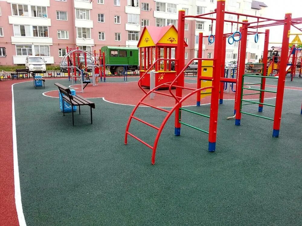 Площадка в 2 т. Детская площадка усинск. детские дворовые площадки. детские спортивные площадки. двор с детской площадкой.