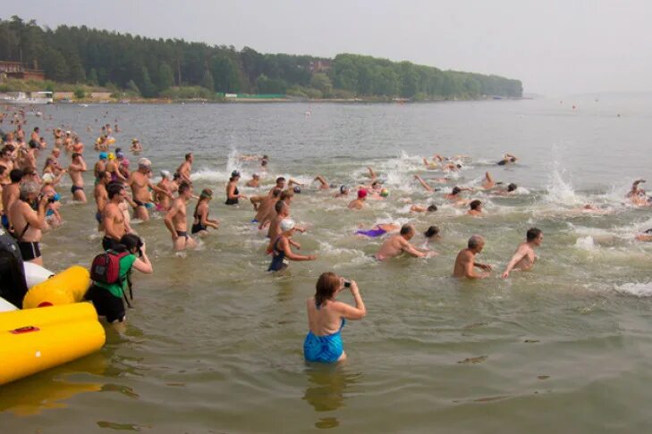Где купаться в июле. Обское море люди купаются. Обь купаться. Обь в Новосибирске купаться. Купание в Оби.