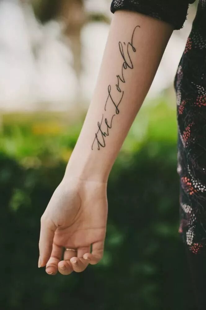 Надпись татуировка для девушек со смыслом. Татуировки для девушек на руке. Тату надписи. Тату на руке для девушек над. Красивые надписи для тату.